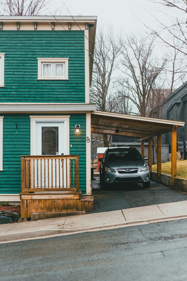 Découvrez le carport 2 voitures en bois résistant et chic
