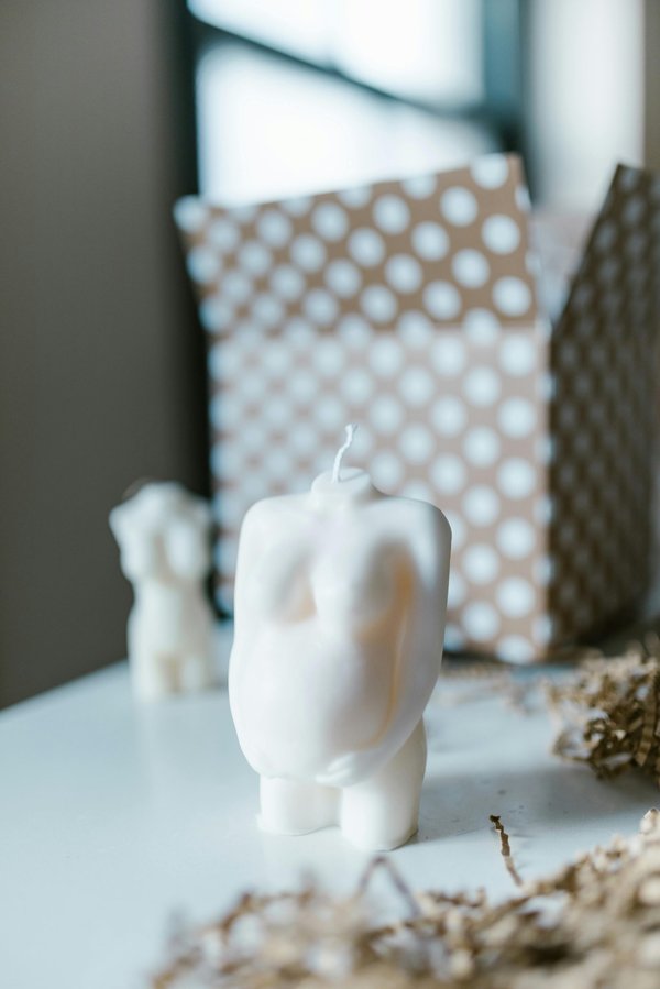 Bougie blanche artisanale : élégance naturelle et fabrication écoresponsable